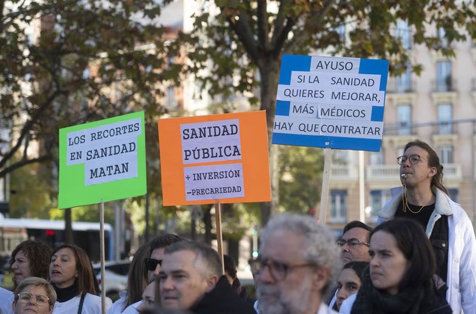 Varias personas sujetan carteles en protesta por las condiciones laborales en Atención Primaria.