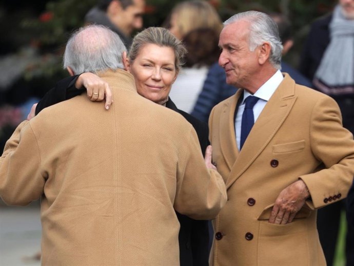 Patricia Rato, abrazando a su tío Rodrigo Rato en presencia de su marido, Javier Moro