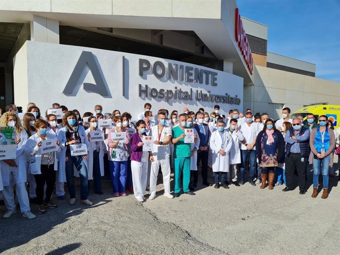 Concentración de profesionales sanitarios en repulsa por la agresión a dos compañeros en el Hospital de Poniente, en Almería