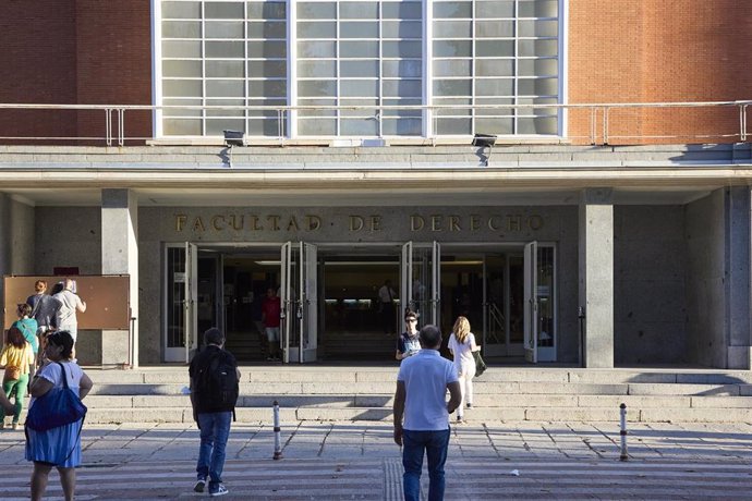 Archivo - Varias personas a la entrada de la Facultad de Derecho de la Universidad Complutense de Madrid 