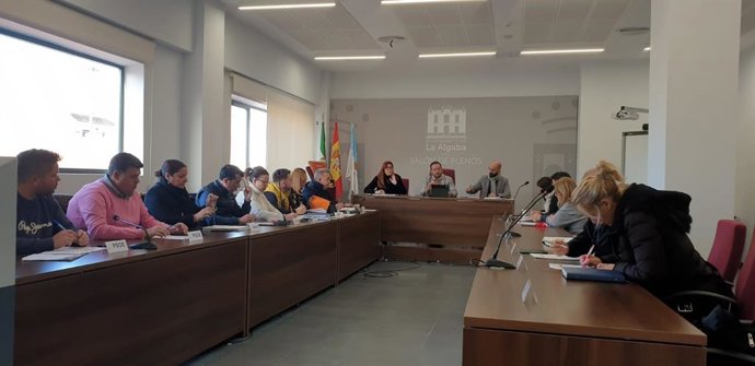 Pleno municipal en La Algaba que ha aprobado el Presupuesto para 2023.