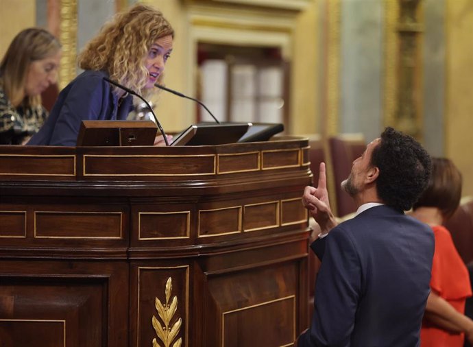 Archivo - La presidenta del Congreso, Meritxell Batet, conversa con el portavoz adjunto de Ciudadanos en el Congreso, Edmundo Bal.