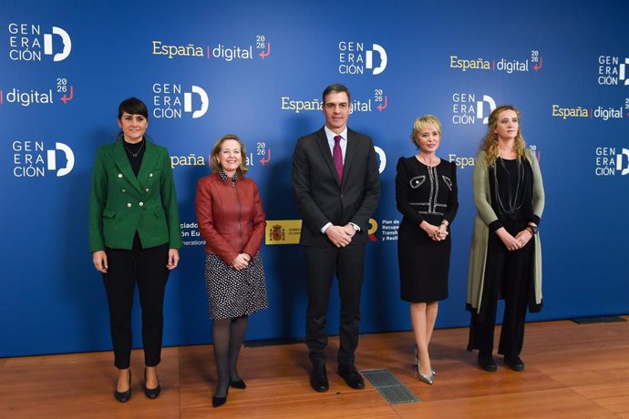 La secretaria de Estado de Telecomunicaciones, María González; la vicepresidenta primera y ministra de Asuntos Económicos y , Nadia Calviño; el presidente del Gobierno, Pedro Sánchez;  y la secretaria de Estado de Digitalización e IA, Carme Artigas