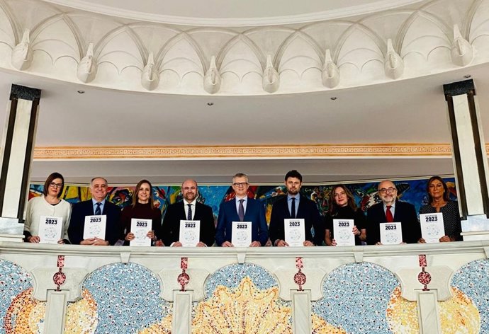 El equipo de la Consejería de Salud, posa en la Asamblea