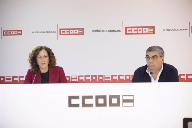 La secretaria general de CCOO-A, Nuria López, y el secretario general de la Federación de Sanidad y Sectores Sociosanitarios, José Pelayo Galindom, en la presentación de la campaña 'Salvar la Atención Primaria'