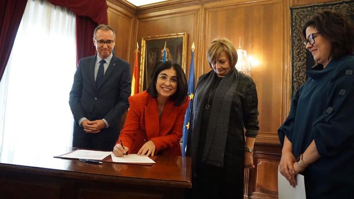 Frima del documento suscrito este miércoles en el Salón de Recepciones del Ayuntamiento de Avilés.