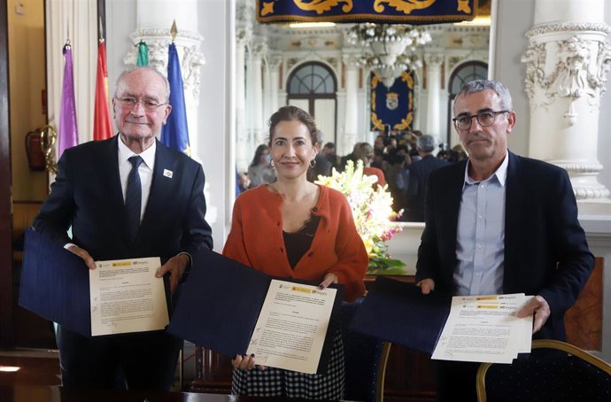 La ministra de Transportes, Movilidad y Agenda Urbana, Raquel Sánchez (c); el alcalde de Málaga, Francisco de la Torre (i); el director general de Sepes, Fidel Vázquez (d); durante el acto de firma  