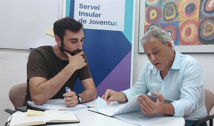 El conseller insular de Promoción Económica y Desarrollo Local, Jaume Alzamora, junto al director insular de Joventud, lex Segura.