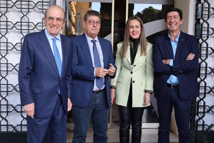 La delegada de la Junta en Huelva, Bella Verano, junto a los exparlamentarios Juan Marín, Pedro Rodríguez y Diego Valderas.