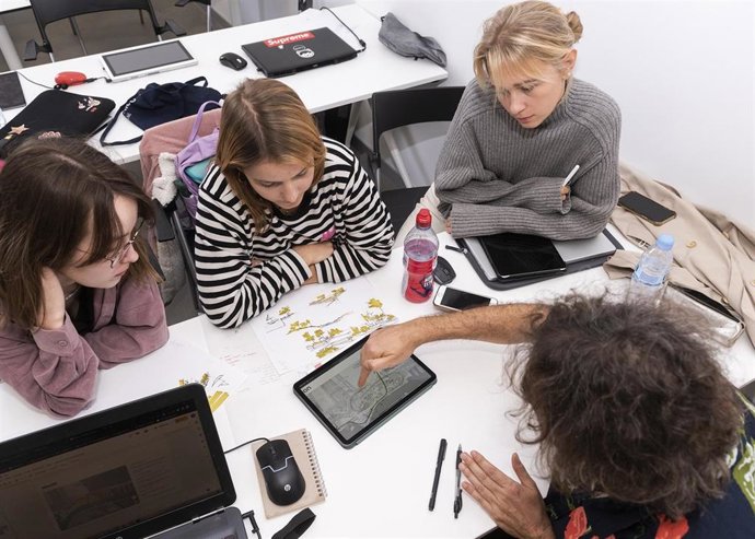 Estudiantes de la CEU UCH, el Politecnico di Milano y la Universidad Politécnica de Cracovia, durante las sesiones del seminario Activation of Contemporary Public Spaces (ACPS).