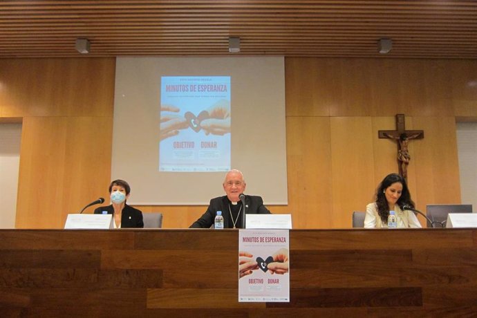 El obispo de la Diócesis de Barbastro-Monzón y coordinador de la Pastoral Penitenciaria en Aragón, monseñor Ángel Pérez, presenta la campaña 'Minutos de esperanza, junto la coordinadora de la misma, Isabel Escartín.