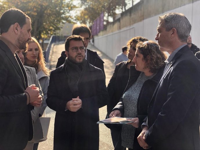 En el centro, el presidente de la Generalitat, Pere Aragons, y a la dcha. El conseller de Educación, Josep Gonzlez-Cambray