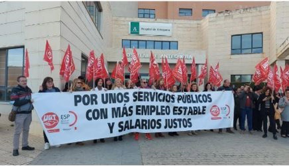 Concentración de UGT en el Hospital de Antequera (Málaga) por los 12.000 eventuales del SAS
