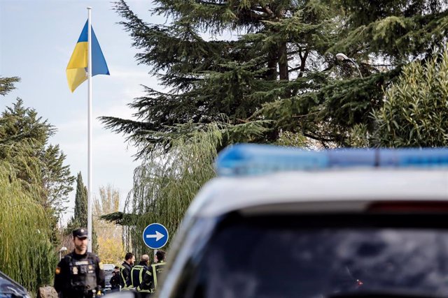 Despliegue policial junto a la Embajada de Ucrania en Madrid
