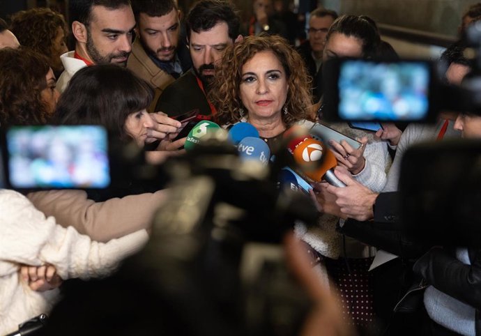 La ministra de Hacienda, María Jesús Montero, ofrece declaraciones a los medios a su llegada al homenaje a la escritora Almudena Grandes en el primer aniversario de su fallecimiento, en el Salón de actos del Ateneo, a 28 de noviembre de 2022, en Madrid 