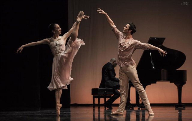 Archivo - Los bailarines Haruhi Otani y Anthony Pina en la presentación de 'Love fear loss', coreografía de Ricardo Amarante. Estreno en España por la Compañía Nacional de Danza en el Teatro Calderón de Valladolid el 28 de febrero de 2020.