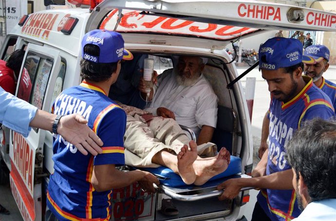 Archivo - Imagen de archivo de servicios de emergencias tras la explosión de una bomba en Quetta, Baluchistán, Pakistán