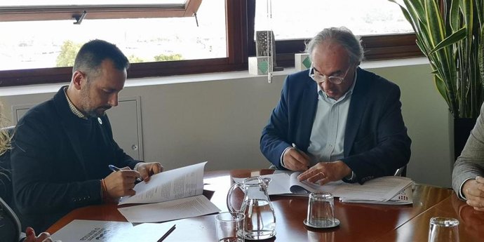 El alcalde de Ibiza, Rafel Ruiz, y el conseller de Educación, Martí March, durante la firma de un convenio