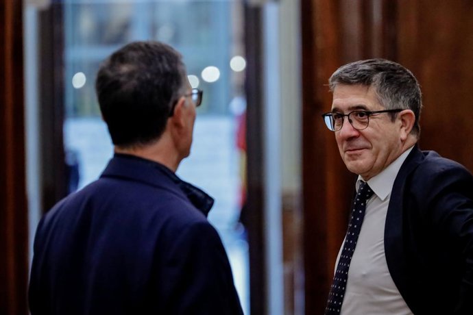 El portavoz del PSOE en el Congreso de los Diputados, Patxi López, a su llegada a una sesión plenaria en el Congreso de los Diputados, a 24 de noviembre de 2022, en Madrid (España). Los Presupuestos Generales del Estado (PGE) para 2023 llegaron al Pleno