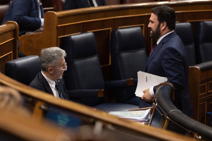 El ministro del Interior, Fernando Grande-Marlaska (i), y el diputado por el partido EH Bildu, Jon Iñarritu (d), durante una sesión plenaria en el Congreso de los Diputados, a 30 de noviembre de 2022, en Madrid (España). La Junta de Portavoces del Congr