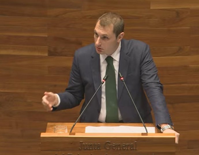 El portavoz de Foro, Adrián Pumares