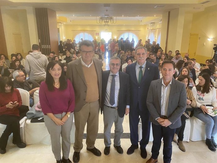 Viso (2 dcha.) en la inauguración de la jjornada formativa para equipos directivos celebrada en Cabra.