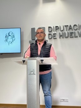 El portavoz del grupo socialista y del equipo de gobierno, Salvador Gómez, en rueda de prensa.