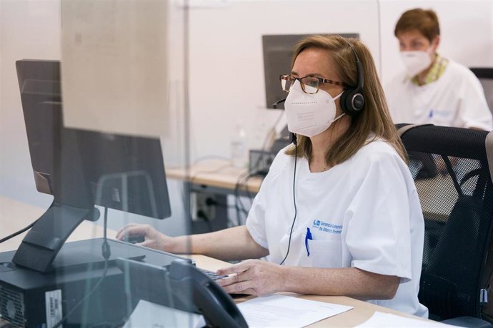 Archivo - Una rastreadora trabaja en la Unidad de Atención Covid de la Dirección Asistencial Sureste,