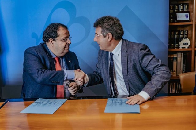 Imatge del moment de la signatura