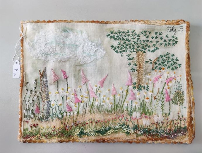 Portada del libro textil bordado ganador del premio de la Diputación de Cáceres