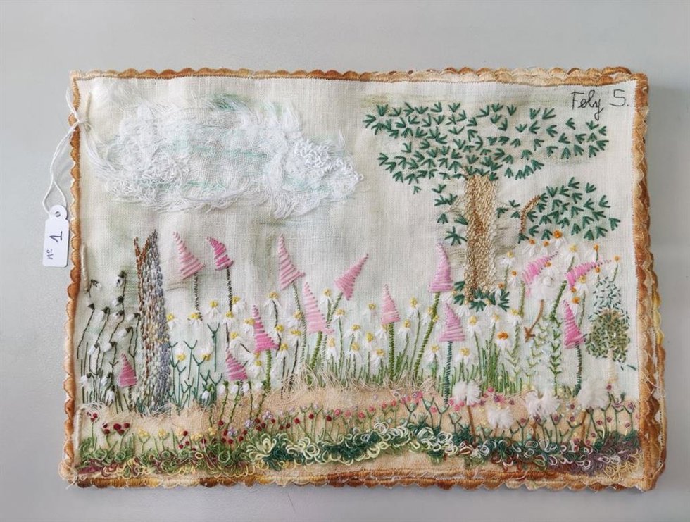 Portada del libro textil bordado ganador del premio de la Diputación de Cáceres