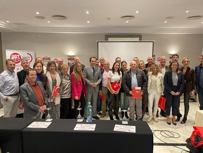 Nieto (centro), en la clausura de la jornada organizada por UGT en Córdoba.