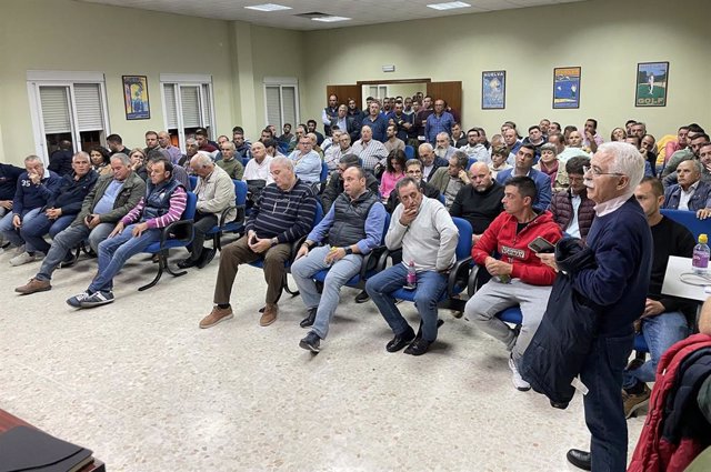 Imagen de una asamblea de agricultores de la Plataforma en Defensa de los Regadíos del Condado de Huelva.