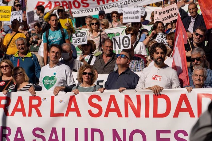 Cabecera de la manifestación a su llegada a las Setas de Sevilla en defensa de una sanidad pública, a 26 de noviembre de 2022. ARCHIVO