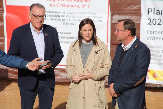 (Desde Izda.) Díaz, Casanueva Y Palomares En El Acto De Colocación De La Primera Piedra De Tres Viviendas Protegidas En Villafranca.