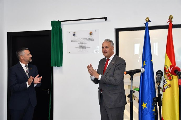 Ruiz Boix Y Ruiz Arana Inauguran La Oficina Para La Transformación Económica Y Digital De Rota / La Inversión De Diputación En El Municipio Alcanzará Los 9 Millones De Euros En El Actual Mandato