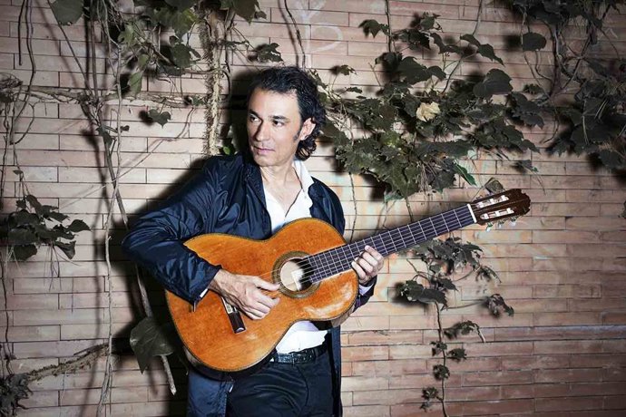 Archivo - El guitarrista José Luis Encinas.