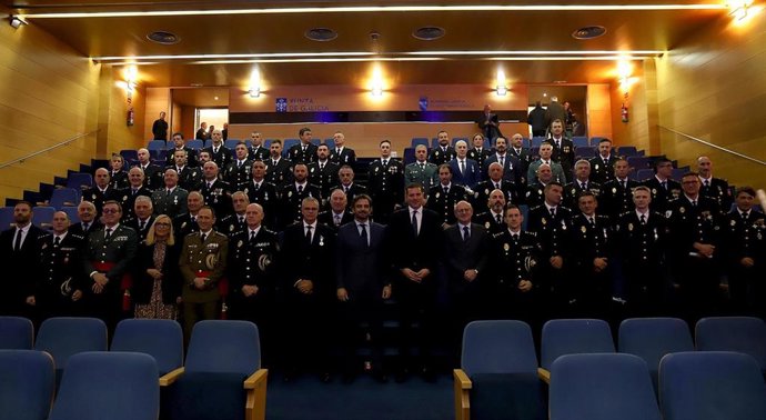 O vicepresidente segundo e conselleiro de Presidencia, Xustiza e Deportes, Diego Calvo, na entrega dos distintivos de permanencia e de medallas ao persoal da Policía Autonómica (UPA)