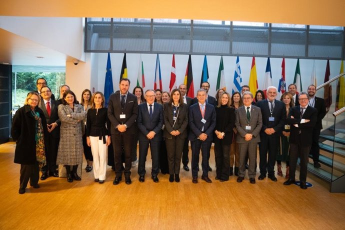 La consejera de Presidencia, Interior, Justicia y Acción Exterior de Cantabria, Paula Fernández, con el resto de la delegación española en el Comité de las Regiones