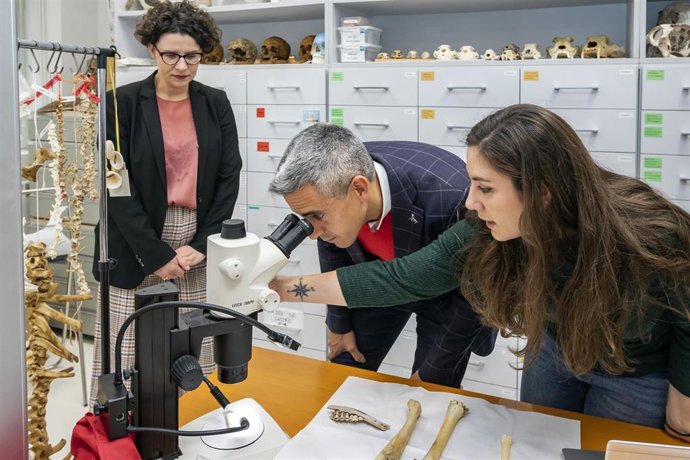 El vicepresidente de Cantabria y consejero de Universidades, Igualdad, Cultura y Deporte, Pablo Zuloaga, visita el grupo EvoAdapta de la Universidad de Cantabria
