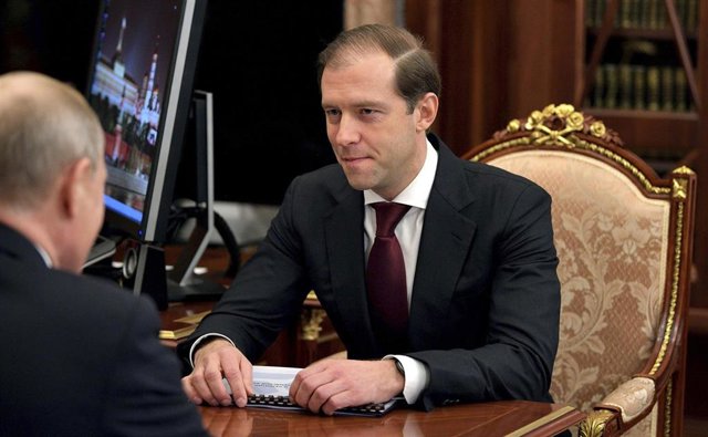 El viceprimer ministro ruso, Denis Manturov, frente al presidente Vladimir Putin.