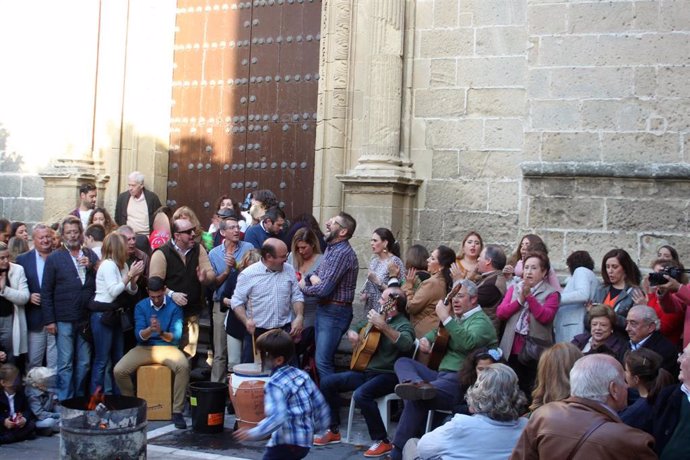 Archivo - Imagen de archivo de una zambomba en las calles de Jerez en la Navidad de 2019