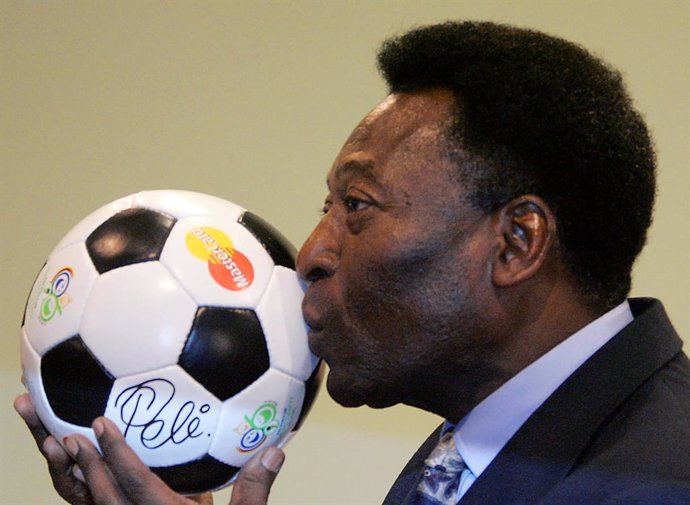 Archivo - FILED - 08 December 2005, Saxony, Leipzig: Soccer legend Pele kisses a soccer ball at a press conference in Leipzig on the occasion of the German premiere of the autobiographical film "Pele forever". A news report said that Brazilian football 