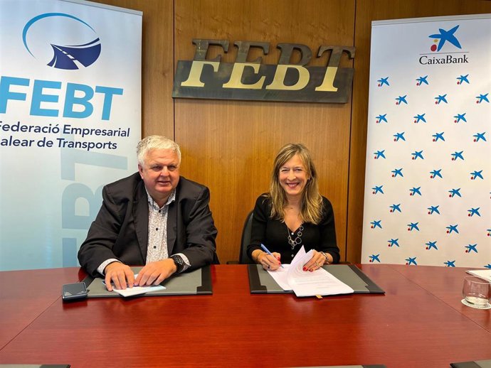 El presidente de la FEBT, Rafael Roig, y la directora territorial de CaixaBank en Baleares, María Cruz Rivera.