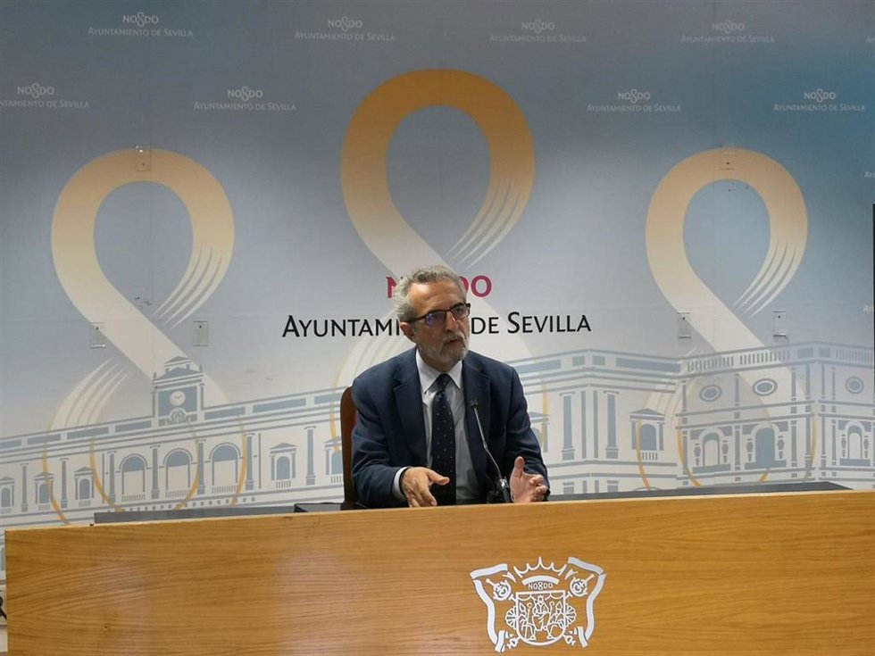 Archivo - El concejal Juan Manuel Flores, en una rueda de prensa en el Ayuntamiento, en una foto de archivo.