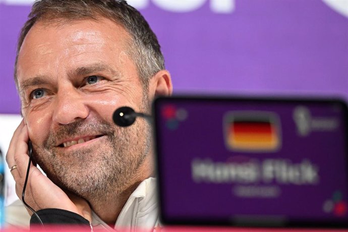 Hansi Flick sonríe durante una rueda de prensa de la selección alemana en el Mundial de Catar