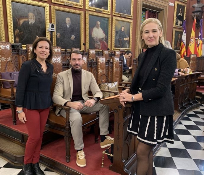 La regidora de Cs en Cort, Eva Pomar, junto a otros representantes de Cs.