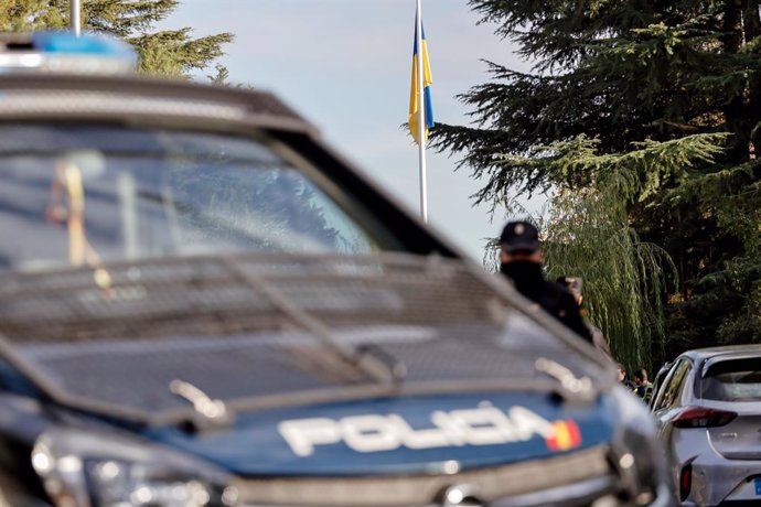 Un Agente de Policía en la embajada de Ucrania donde se ha producido una explosión, a 30 de noviembre de 2022, en Madrid (España). La Embajada de Ucrania en Madrid ha alertado hoy a la Policía Nacional tras registrarse una explosión que ha herido a un t