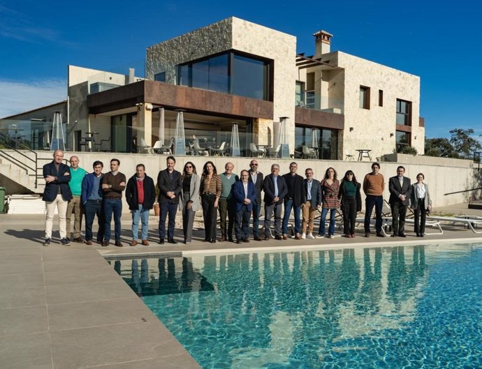 Autoridades y miembros de la Agrupación de Comercialización Turística Zafra-Sur de Extremadura.