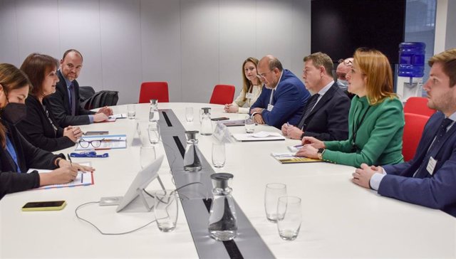 El presidente de Castilla-La Mancha, Emiliano García-Page, se reúne en Bruselas (Bélgica), con la vicepresidenta de la Comisión Europea para asuntos de Democracia y Demografía, Dubravka uica